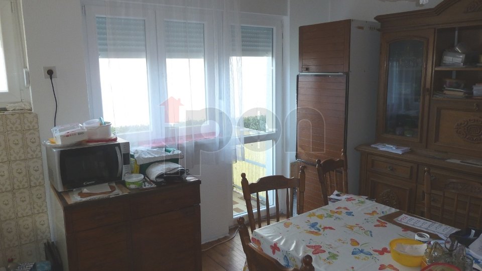 Donja Drenova, stan u visokom prizemlju etažirane kuće sa okućnicom i pogledom na more