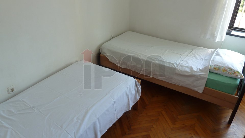 Kostrena, komforan stan za cijelogodišnji najam radnicima ili inžinjerima, balkon, pogled na more, odlična lokacija, 5-6 osoba!