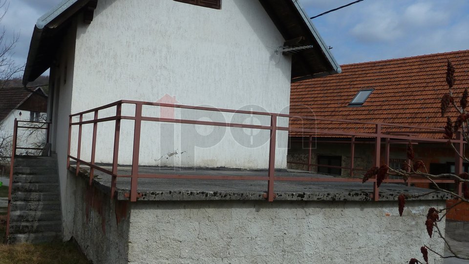 Lukovdol, useljiva vikendica sa terasom i garažom + 1757m zemljišta