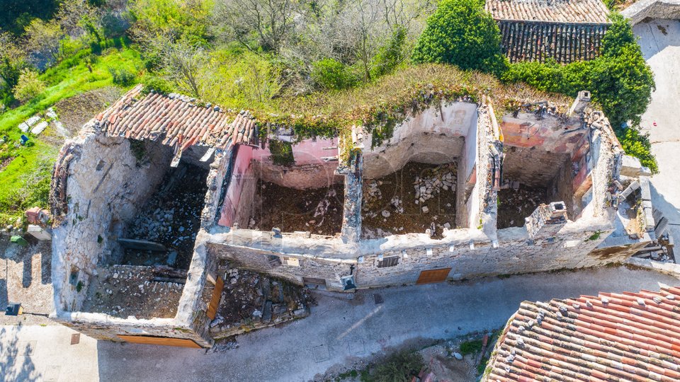 Pićan, Istra, kompleks od 3 kamene kuće u nizu na bedemu starog grada