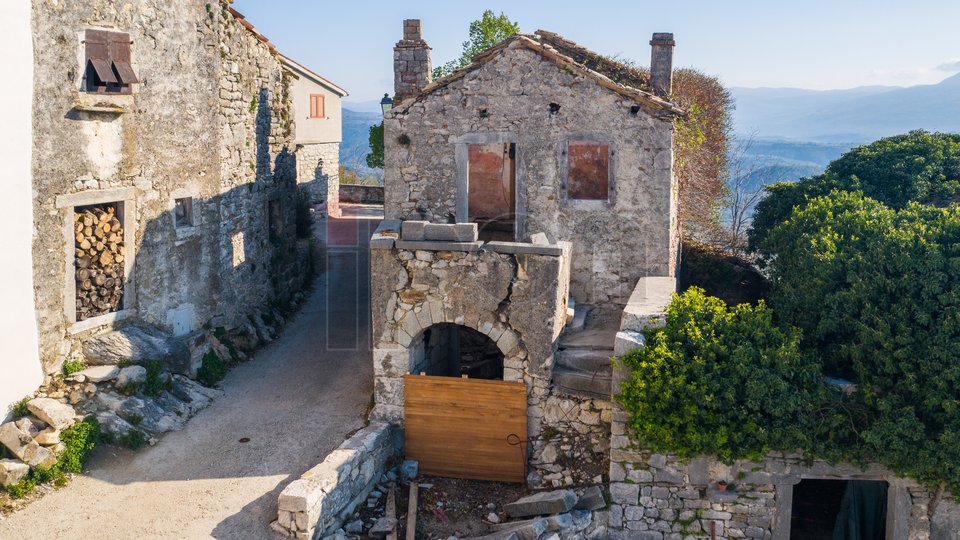 Pićan, Istra, kompleks od 3 kamene kuće u nizu na bedemu starog grada