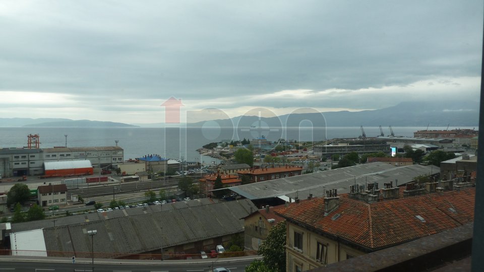 Rijeka, Centar, viši kat, lift, panoramski pogled, manji stan!