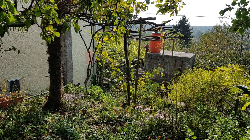 Saršoni, samostojeća kuća, okućnica s vrtom i voćnjakom, garaža