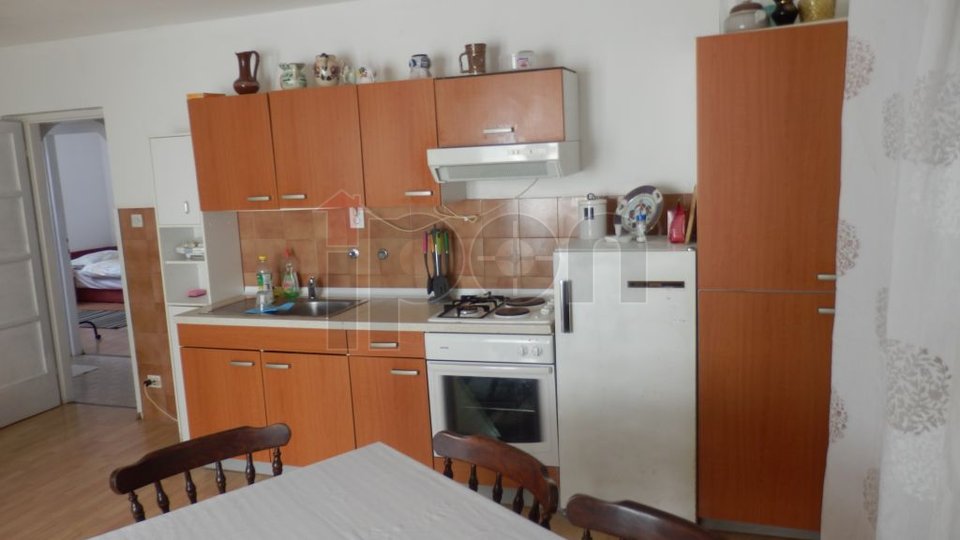 Pobri, kuća na dvije etaže s garažom i ljetnom kuhinjom