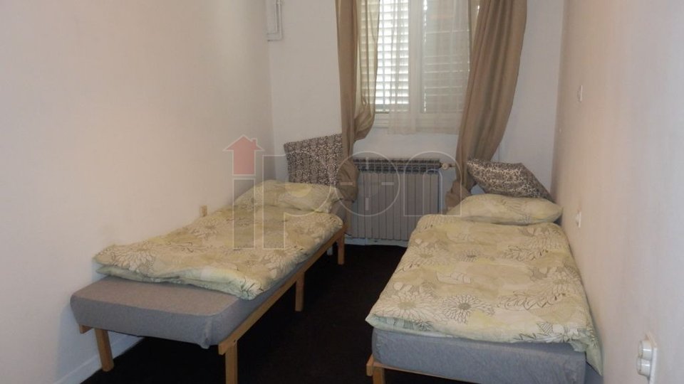 Pobri, kuća na dvije etaže s garažom i ljetnom kuhinjom
