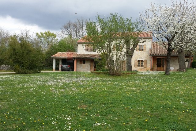 Kanfanar, okolica, tipična Istarska kamena kuća sa velikom okućnicom!