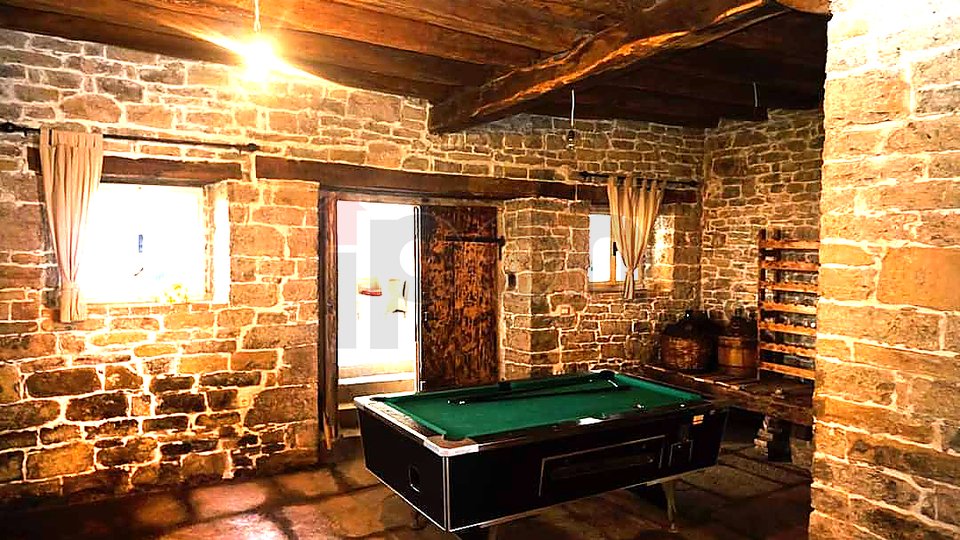 Motovun, okolica, autohtona Istarska vila sa tradicionalnim detaljima, bazen!