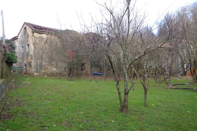 Jelenje, okolica, ruševne dvije kamene kuće u blizini Rječine
