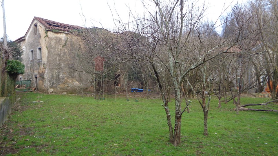 Jelenje-okolica, dvije ruševne kamene kuće u blizini Rječine