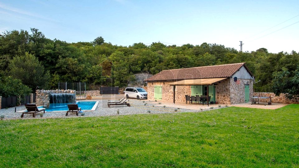 Vrbnik, novouređena kamena kuća sa bazenom i velikom okućnicom