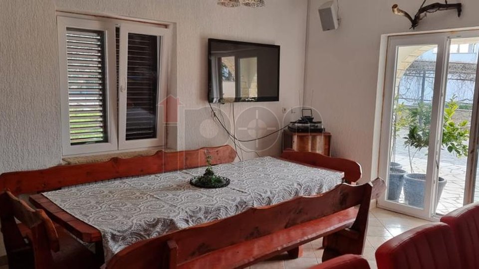 Krk-Dobrinj, okolica - kuća sa 3 stana na okućnici od 2.700 m2
