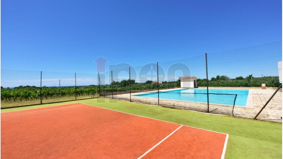 Poreč-okolica, odličan stan sa korištenjem bazena i teniskog terena